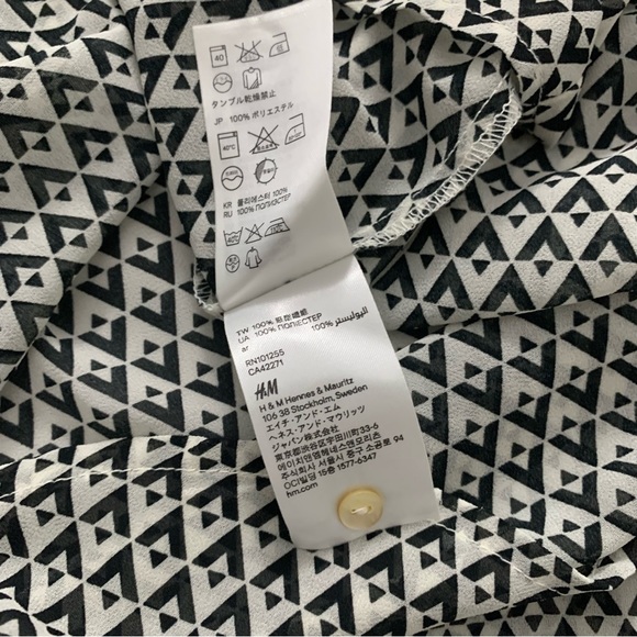 H&M Black & White geometric print hi-low sheer sleeveless button-down. Size 2 - Picture 11 of 15